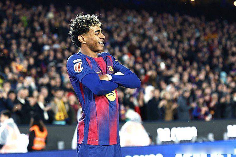 巴萨好命?莱万这球进得太“巧”!客场2-1逆转十人马竞,7分优势领跑西甲